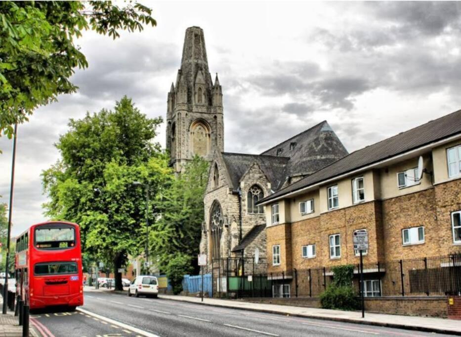 Functional Double With An Ensuite Toilet And Shower Near Tube And Bus Stations London Exterior photo