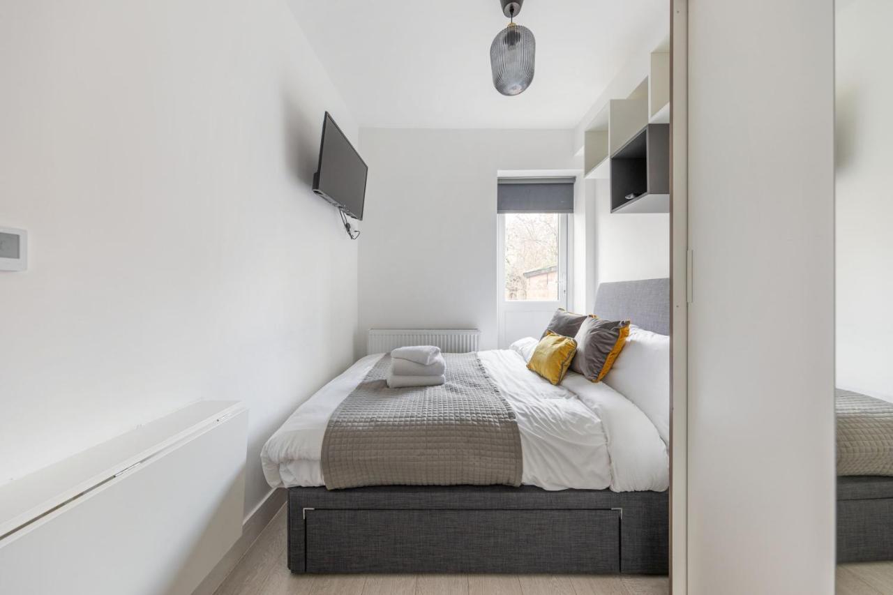 Functional Double With An Ensuite Toilet And Shower Near Tube And Bus Stations London Exterior photo